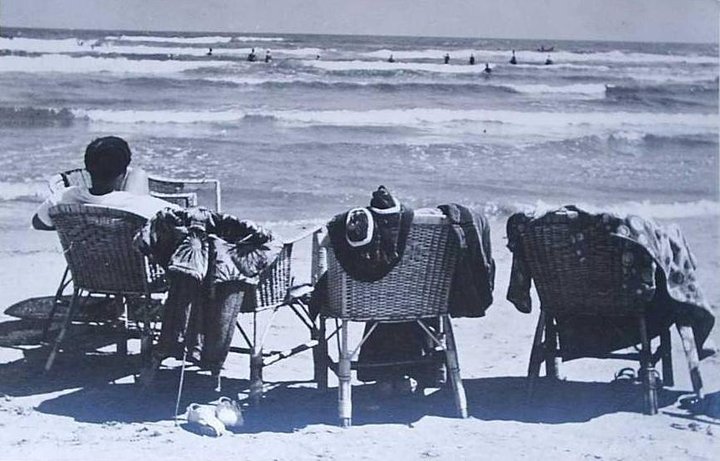 Scaune pe plaja din Mamaia, in 1958